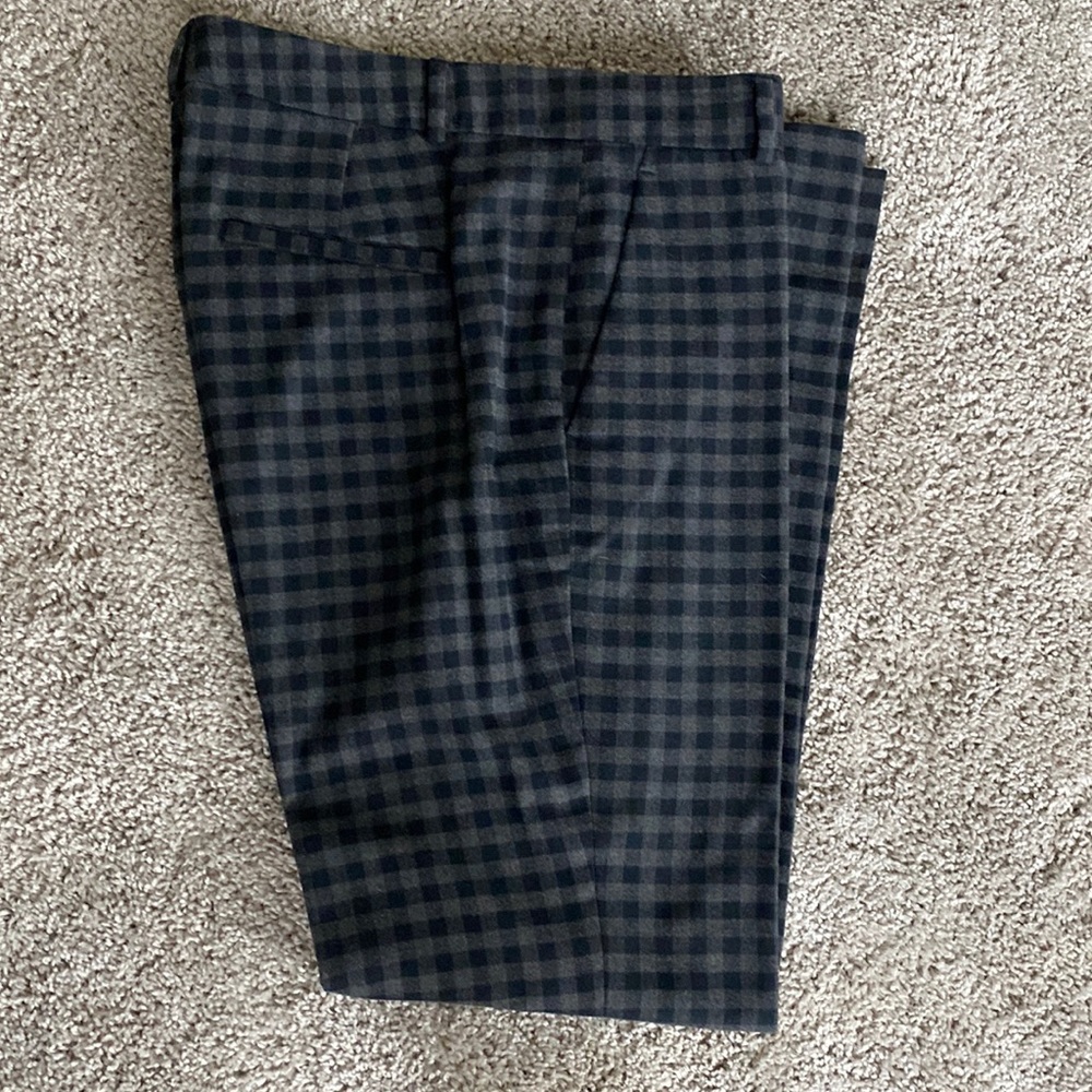 Ankle length, suit-style pant.